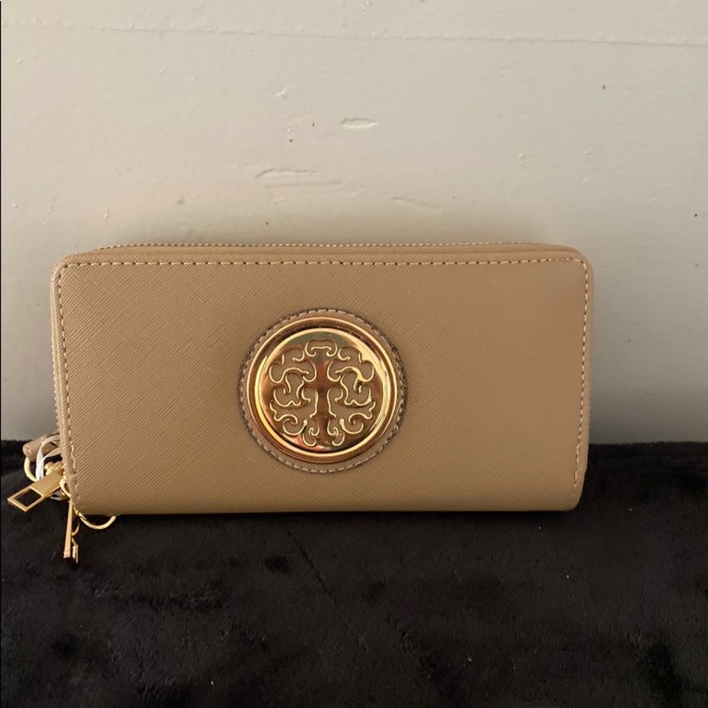 NWT. Wristlet wallet